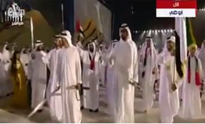 محمد بن زايد والحكومة الإماراتية يرقصون بالسيوف

