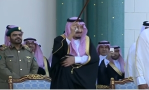 الملك سلمان يرقص "العرضة" الخليجية
