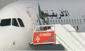 مختطف الطائرة الليبية يعلن تبعيته للرئيس الراحل معمر القذافى