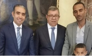 سفير مصر فى إيطاليا مع الأسرة المصرية