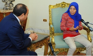 الرئيس السيسي يستقبل فتاة العربة بقصر الرئاسة
