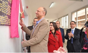 محمود حسين وسعاد المصرى أثناء افتتاح قسم الأشعة