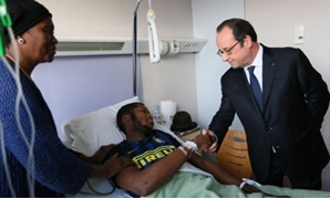 الرئيس الفرنسى مع الشاب المصاب
