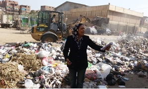 مرشحة الحزب الناصرى خلال تفقدها مقالب القمامة