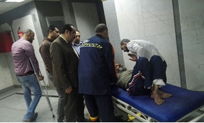  محمد الكومى يتدخل لإنقاذ مصاب من أمام مستشفى عين شمس العام
